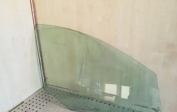 Volvo XC60 Front door window glass four-door