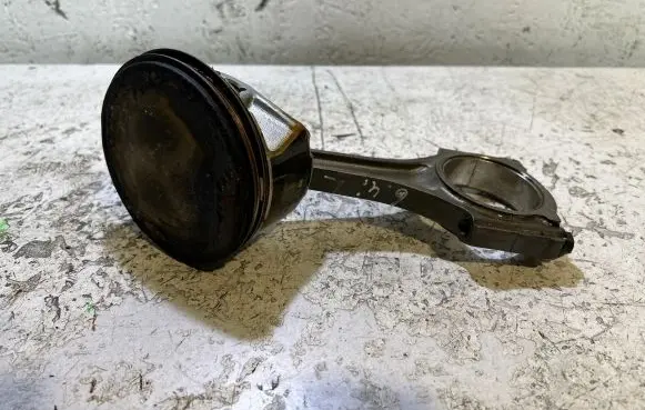 Dodge Challenger Piston with connecting rod