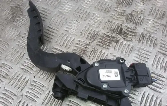 Accelerator throttle pedal