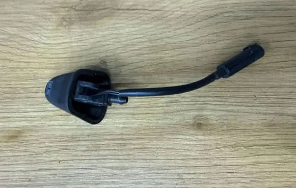 BMW 3 E90 E91 Windshield washer spray nozzle 7131299