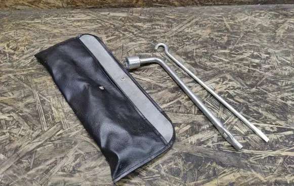 Nissan Note (E12) Wheel nut wrench 