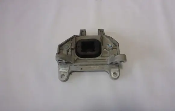 Nissan Note (E12) Gearbox mounting bracket 