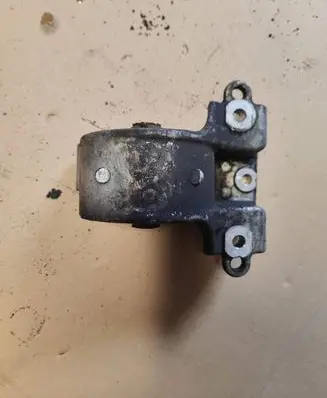 Nissan Almera N16 Engine mount bracket