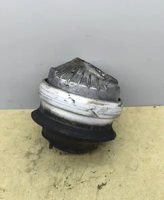 Mercedes-Benz CLS C219 Engine mount bracket 2112402617