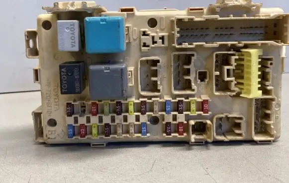 Toyota Avensis T250 Fuse module 8264105020A