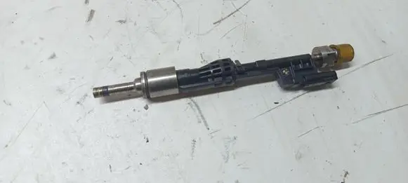 BMW X3 F25 Fuel injector 7597870
