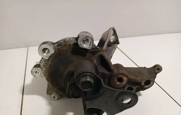 Honda CR-V Engine mounting bracket