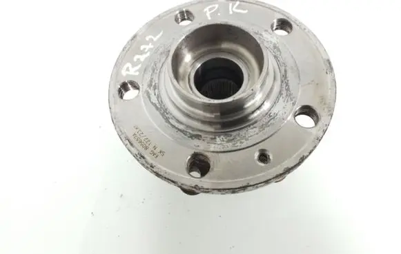 Volkswagen Golf V Front wheel hub