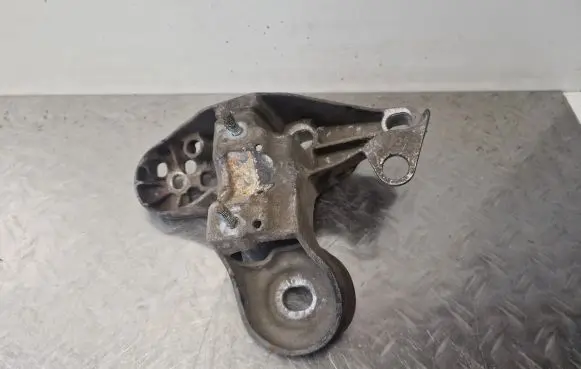 Audi A4 S4 B6 8E 8H Engine mounting bracket 8E0199351