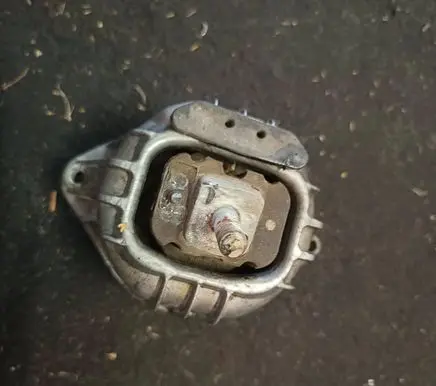 BMW 1 E81 E87 Engine mount vacuum valve 