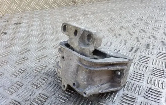 Volkswagen PASSAT B6 Engine mount bracket 1K0199262