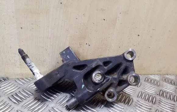 Toyota Avensis T270 Engine mounting bracket 123150R020