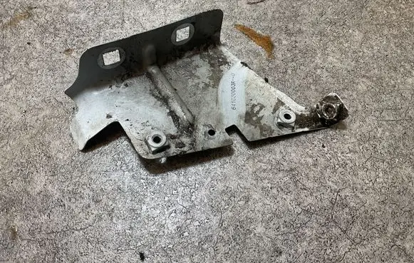 Opel Movano B Fender mounting bracket 641C30003R