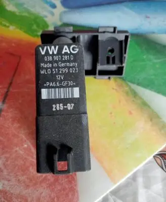 Volkswagen Golf V Glow plug pre-heat relay 038907281D