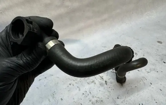 Engine coolant pipe/hose