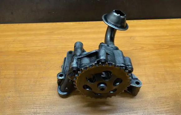 Volkswagen PASSAT B5.5 Oil pump 06A115121