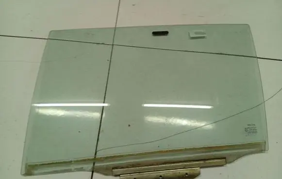 Toyota Avensis T250 Rear door window glass As2