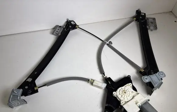 Ford Mustang VI Front door window regulator with motor C67120102