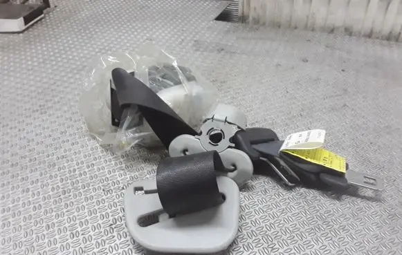 Subaru Justy Middle seatbelt (rear) 0434055