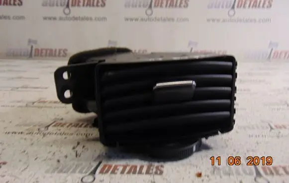 Toyota Corolla Verso AR10 Dashboard side air vent grill/cover trim 5565064010