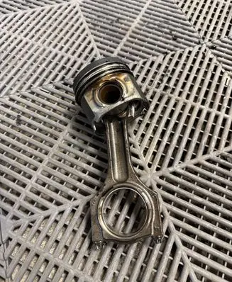 BMW X5 F15 Piston with connecting rod 