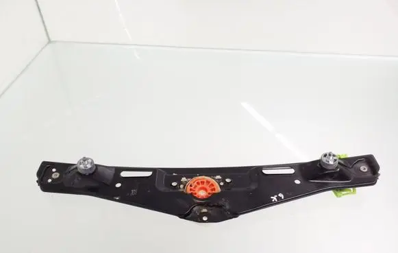 Rear window lifting mechanism without motor