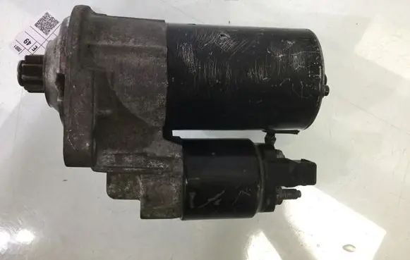 Volkswagen Golf IV Starter motor 020911023F