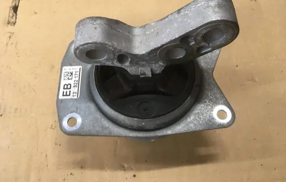 Opel Insignia A Engine mount bracket 13322171