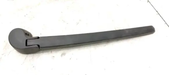 Rear wiper blade arm