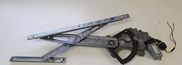 Hyundai i20 (PB PBT) Front door window regulator motor
