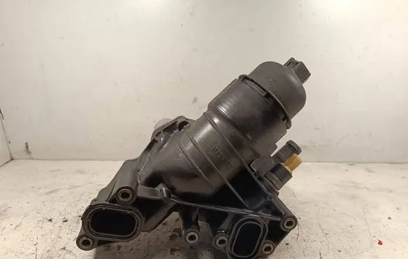 Nissan X-Trail T32 Oil filter mounting bracket 70375888
