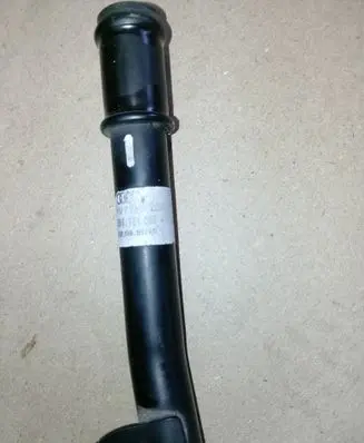 Volkswagen Tiguan Engine coolant pipe/hose 06K121085A 06K121085H