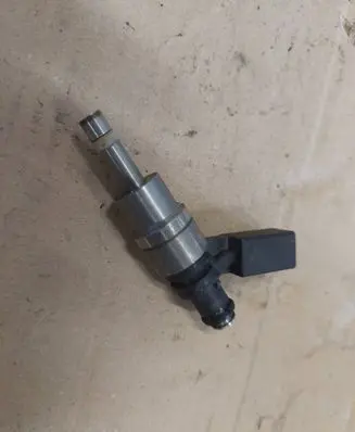 Volkswagen PASSAT B6 Fuel injector 0261500