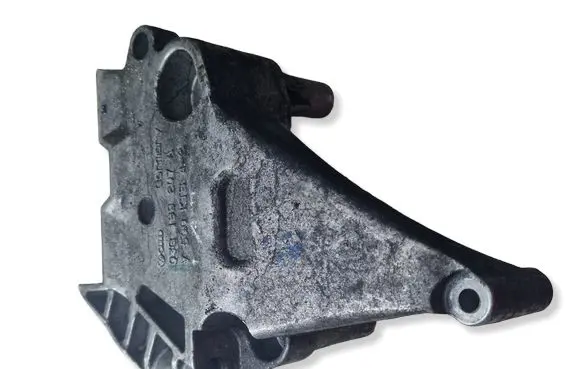 Volkswagen Touran I Engine mounting bracket 03G199207A S500KTS42