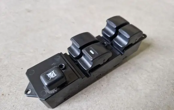 Mitsubishi L200 Quarter vent window switch MR587952