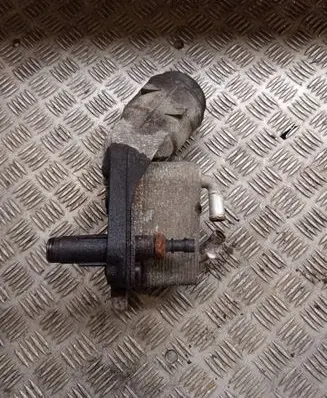 Suzuki SX4 Oil filter mounting bracket 