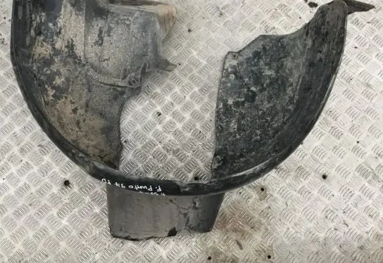 Front wheel arch liner splash guards