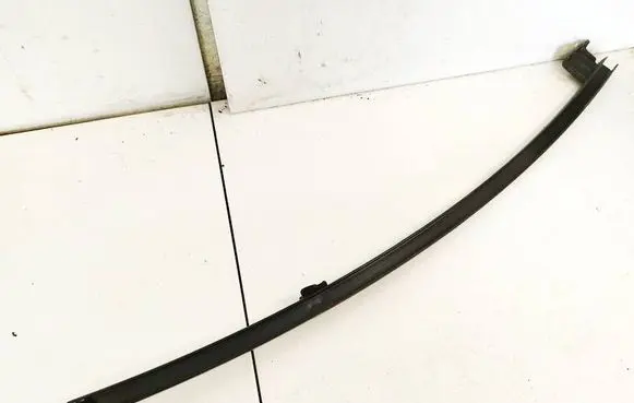Toyota Avensis T270 Front door glass trim molding