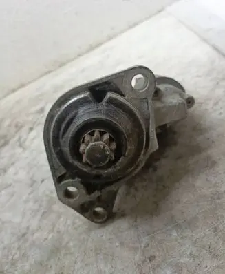 Volkswagen Golf IV Starter motor 1005821879