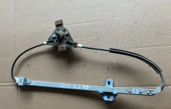 Rear door manual window regulator