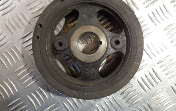 Toyota Avensis T270 Crankshaft pulley 134080R030