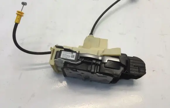 Volvo XC40 Rear door lock 32131411