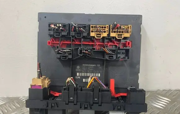 Volkswagen Golf V Fuse module 1K0937049M