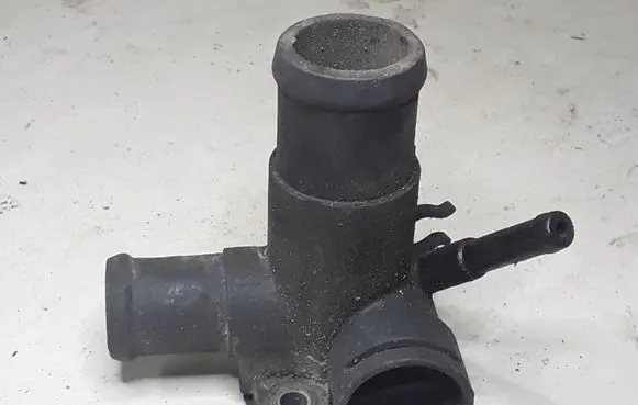 Volkswagen PASSAT B4 Engine coolant pipe/hose 068121133AE