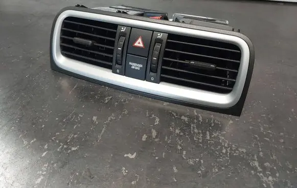 Skoda Fabia Mk2 (5J) Dash center air vent grill 5J0820951