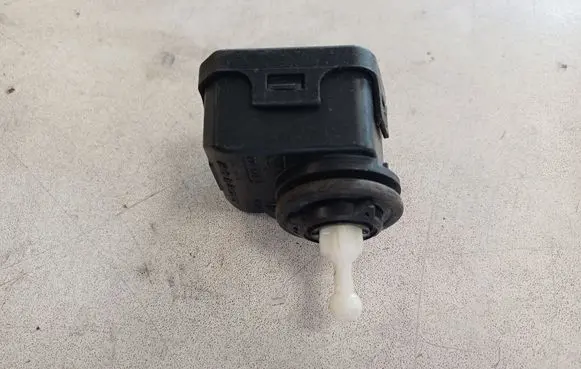 Volkswagen PASSAT B5.5 Headlight level adjustment motor 1J0941295C