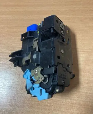 Skoda Octavia Mk2 (1Z) Front door lock 3D2837015 A00473