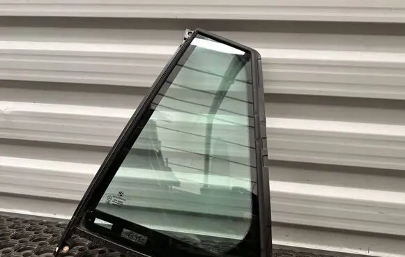 BMW 5 G30 G31 G38 Rear vent window glass 7387459