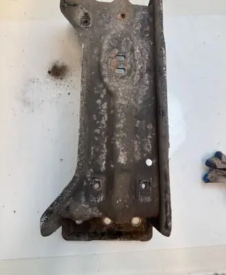 Gearbox mounting bracket