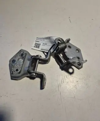 Tailgate/trunk/boot hinge